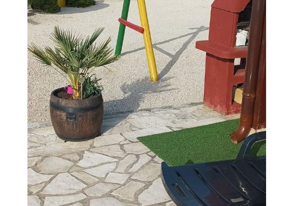 Dom v prvej rade od mora 2x apartmán s výhľadom na more a stavebným pozemkom,Jedinečná ponuka v Chorvátsku