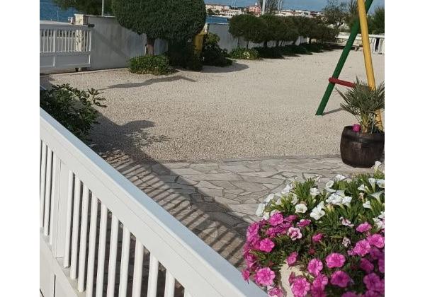 Dom v prvej rade od mora 2x apartmán s výhľadom na more a stavebným pozemkom,Jedinečná ponuka v Chorvátsku