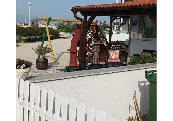 Dom v prvej rade od mora 2x apartmán s výhľadom na more a stavebným pozemkom,Jedinečná ponuka v Chorvátsku