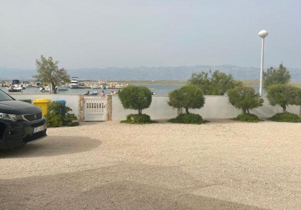 Dom v prvej rade od mora 2x apartmán s výhľadom na more a stavebným pozemkom,Jedinečná ponuka v Chorvátsku