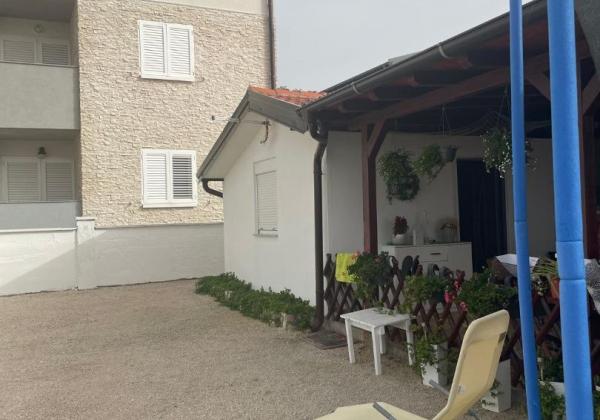 Dom v prvej rade od mora 2x apartmán s výhľadom na more a stavebným pozemkom,Jedinečná ponuka v Chorvátsku