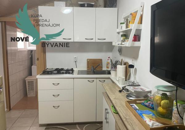 Dom v prvej rade od mora 2x apartmán s výhľadom na more a stavebným pozemkom,Jedinečná ponuka v Chorvátsku