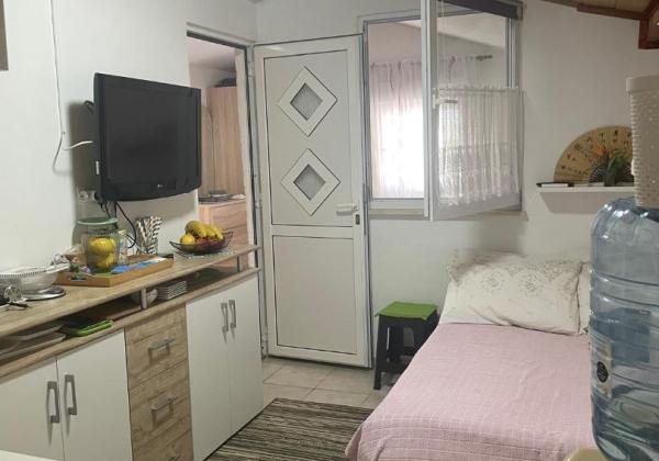 Dom v prvej rade od mora 2x apartmán s výhľadom na more a stavebným pozemkom,Jedinečná ponuka v Chorvátsku