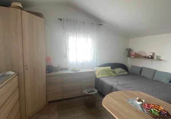 Dom v prvej rade od mora 2x apartmán s výhľadom na more a stavebným pozemkom,Jedinečná ponuka v Chorvátsku