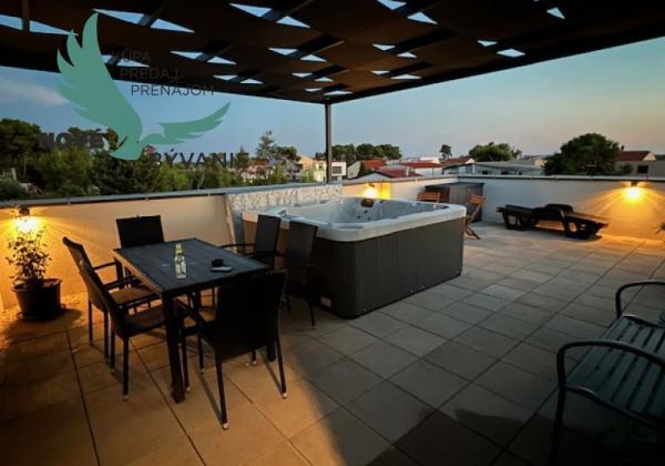 Chorvátsko - Apartmán so strešnou terasou