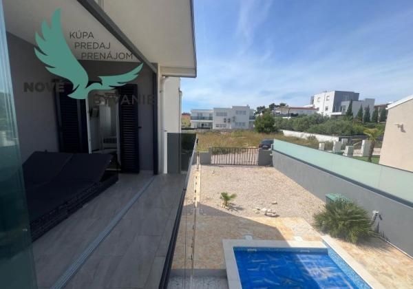 Chorvátsko - Na predaj novostavba s bazénom a výhľadom na more