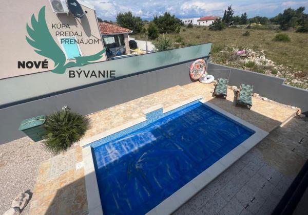 Chorvátsko - Na predaj novostavba s bazénom a výhľadom na more