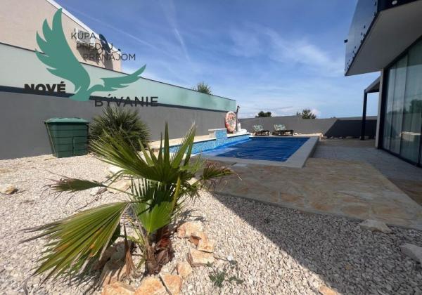 Chorvátsko - Na predaj novostavba s bazénom a výhľadom na more