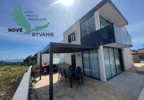 Chorvátsko - Na predaj novostavba s bazénom a výhľadom na more