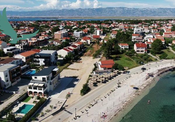 Exkluzívny investičný pozemok na výstavbu apartmánov s výhľadom na more len 90m od mora v Chorvátsku