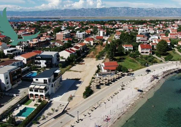 Exkluzívny investičný pozemok na výstavbu apartmánov s výhľadom na more len 90m od mora v Chorvátsku