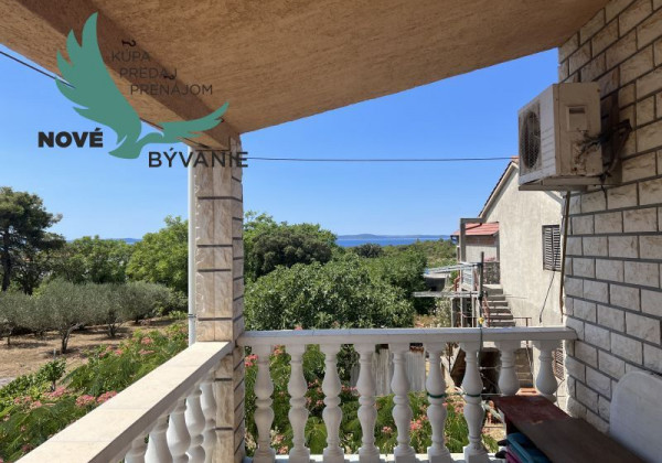 Dom 2x apartmán s výhľadom na more na ostrove Vir v Chorvátsku