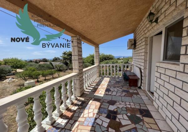 Dom 2x apartmán s výhľadom na more na ostrove Vir v Chorvátsku