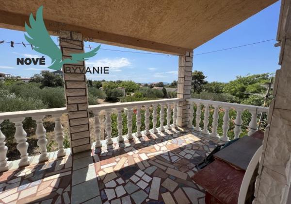 Dom 2x apartmán s výhľadom na more na ostrove Vir v Chorvátsku