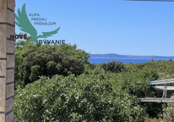 Dom 2x apartmán s výhľadom na more na ostrove Vir v Chorvátsku
