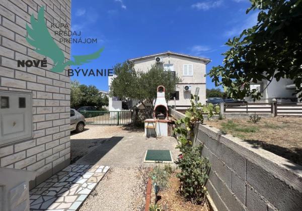 Dom 2x apartmán s výhľadom na more na ostrove Vir v Chorvátsku