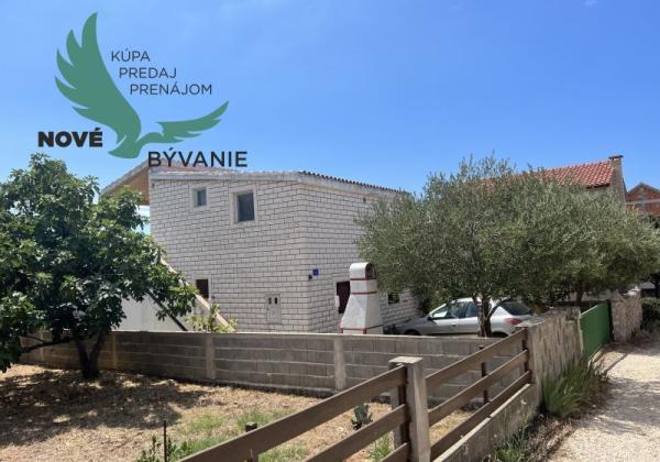 Dom 2x apartmán s výhľadom na more na ostrove Vir v Chorvátsku