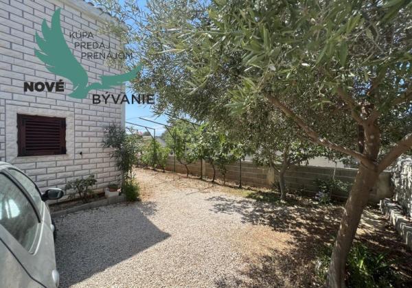 Dom 2x apartmán s výhľadom na more na ostrove Vir v Chorvátsku