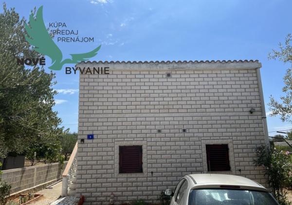 Dom 2x apartmán s výhľadom na more na ostrove Vir v Chorvátsku