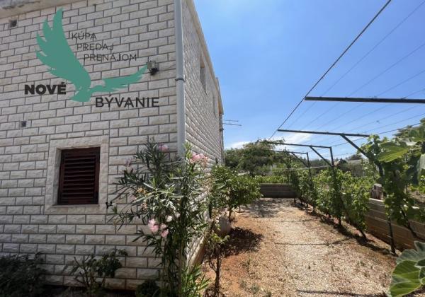 Dom 2x apartmán s výhľadom na more na ostrove Vir v Chorvátsku