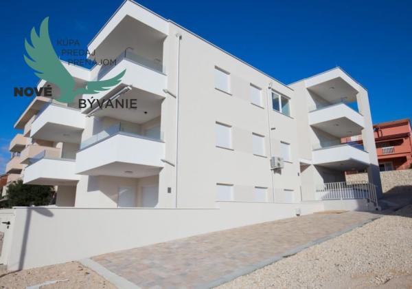 Luxusný apartmán s výhľadom na more len 30m od mora so 4x spálňou v Chorvátsku