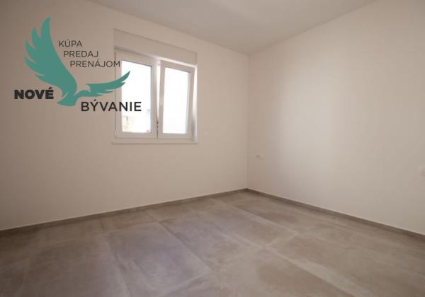 Luxusný apartmán s výhľadom na more len 30m od mora so 4x spálňou v Chorvátsku