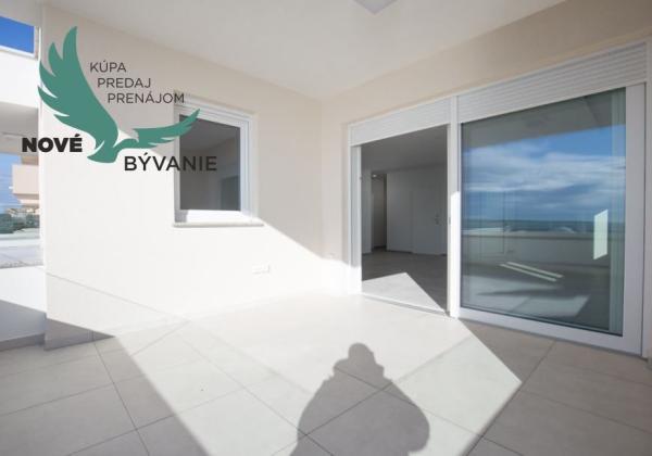 Luxusný apartmán s výhľadom na more len 30m od mora so 4x spálňou v Chorvátsku