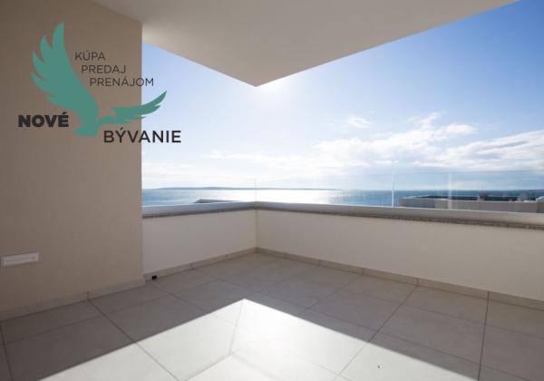 Luxusný apartmán s výhľadom na more len 30m od mora so 4x spálňou v Chorvátsku