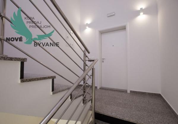 Luxusný apartmán s výhľadom na more len 30m od mora so 4x spálňou v Chorvátsku