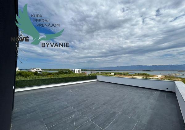 Novostavba apartmánu so strešnou terasou s nerušeným výhľadom na more len 150m od mora v Chorvátsku - Privlaka