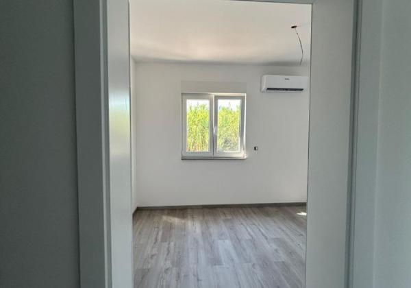 Novostavba apartmánu so strešnou terasou s nerušeným výhľadom na more len 150m od mora v Chorvátsku - Privlaka