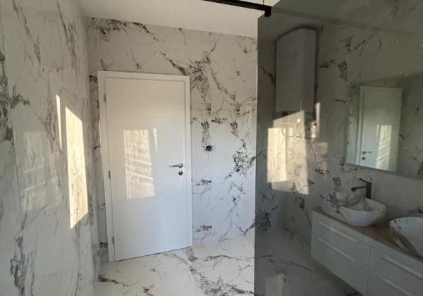 Novostavba apartmánu so strešnou terasou s nerušeným výhľadom na more len 150m od mora v Chorvátsku - Privlaka