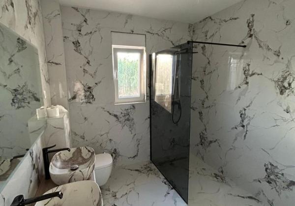 Novostavba apartmánu so strešnou terasou s nerušeným výhľadom na more len 150m od mora v Chorvátsku - Privlaka