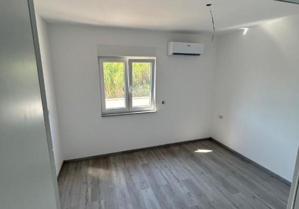 Novostavba apartmánu so strešnou terasou s nerušeným výhľadom na more len 150m od mora v Chorvátsku - Privlaka