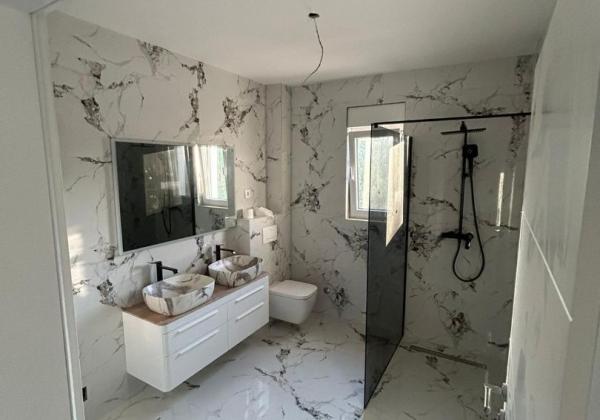 Novostavba apartmánu so strešnou terasou s nerušeným výhľadom na more len 150m od mora v Chorvátsku - Privlaka