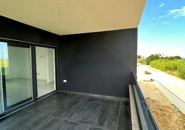 Novostavba apartmánu so strešnou terasou s nerušeným výhľadom na more len 150m od mora v Chorvátsku - Privlaka