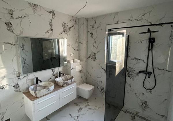 Novostavba apartmánu so strešnou terasou s nerušeným výhľadom na more len 150m od mora v Chorvátsku - Privlaka