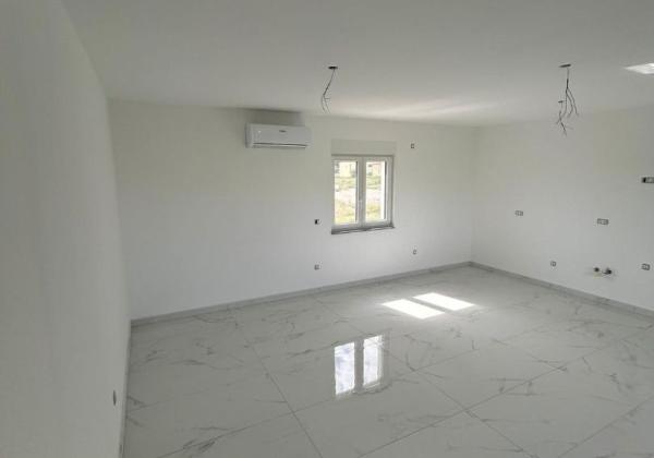 Novostavba apartmánu so strešnou terasou s nerušeným výhľadom na more len 150m od mora v Chorvátsku - Privlaka