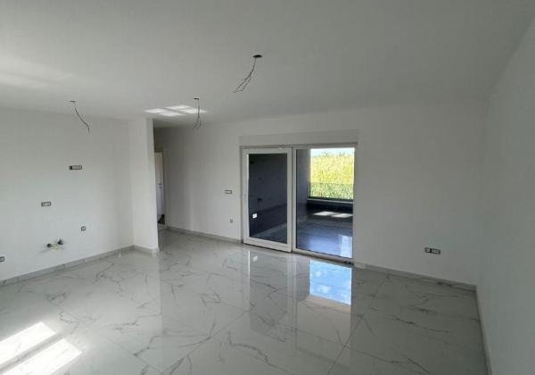 Novostavba apartmánu so strešnou terasou s nerušeným výhľadom na more len 150m od mora v Chorvátsku - Privlaka