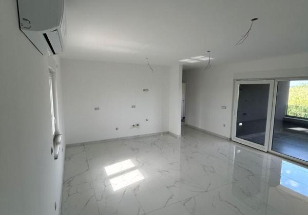 Novostavba apartmánu so strešnou terasou s nerušeným výhľadom na more len 150m od mora v Chorvátsku - Privlaka