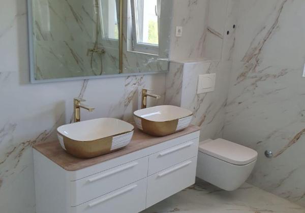 Novostavba apartmánu so strešnou terasou s nerušeným výhľadom na more len 150m od mora v Chorvátsku - Privlaka