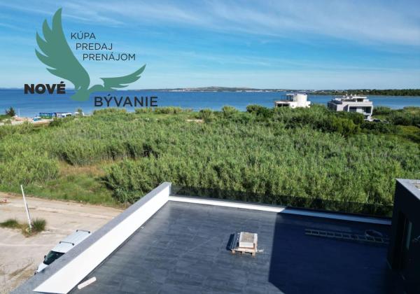 Novostavba apartmánu so strešnou terasou s nerušeným výhľadom na more len 150m od mora v Chorvátsku - Privlaka