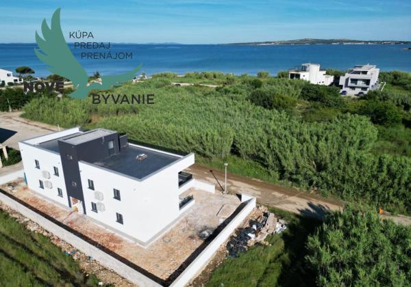 Novostavba apartmánu so strešnou terasou s nerušeným výhľadom na more len 150m od mora v Chorvátsku - Privlaka