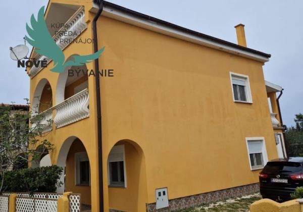 Dom 2x apartmán blízko mora v Chorvátsku na ostrove Vir