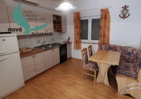 Dom 2x apartmán blízko mora v Chorvátsku na ostrove Vir