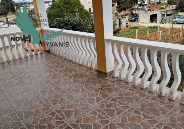 Dom 2x apartmán blízko mora v Chorvátsku na ostrove Vir