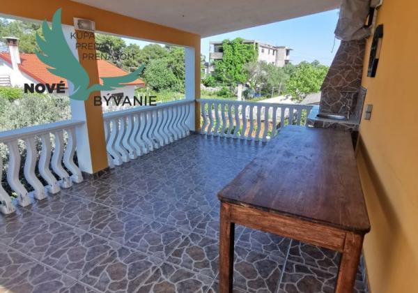 Dom 2x apartmán blízko mora v Chorvátsku na ostrove Vir