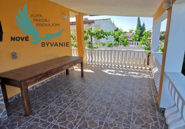 Dom 2x apartmán blízko mora v Chorvátsku na ostrove Vir