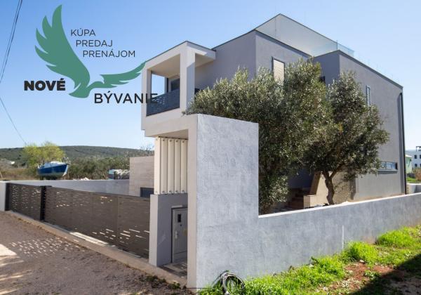 Chorvátsko-  Vila s Bazénom, Výťahom a Strešnou Terasou len 70m od Mora! Sukošan, Chorvátsko