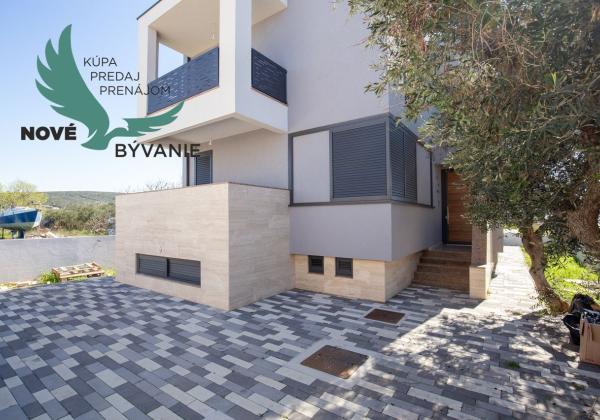 Chorvátsko-  Vila s Bazénom, Výťahom a Strešnou Terasou len 70m od Mora! Sukošan, Chorvátsko